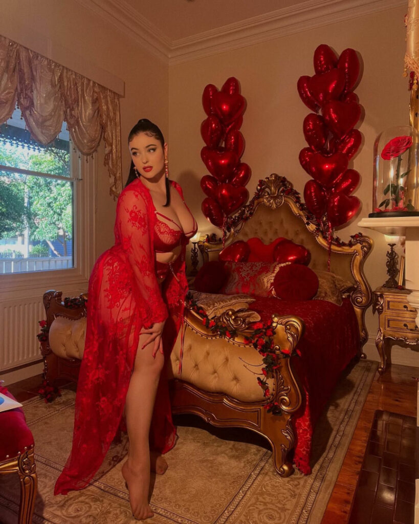 Instagram – T H I C C – Stefania Ferrario – Nude