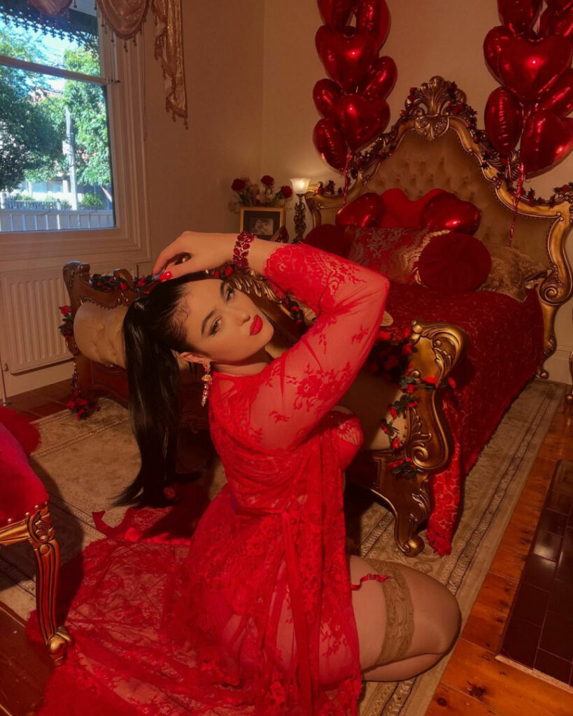 Instagram – T H I C C – Stefania Ferrario – Nude