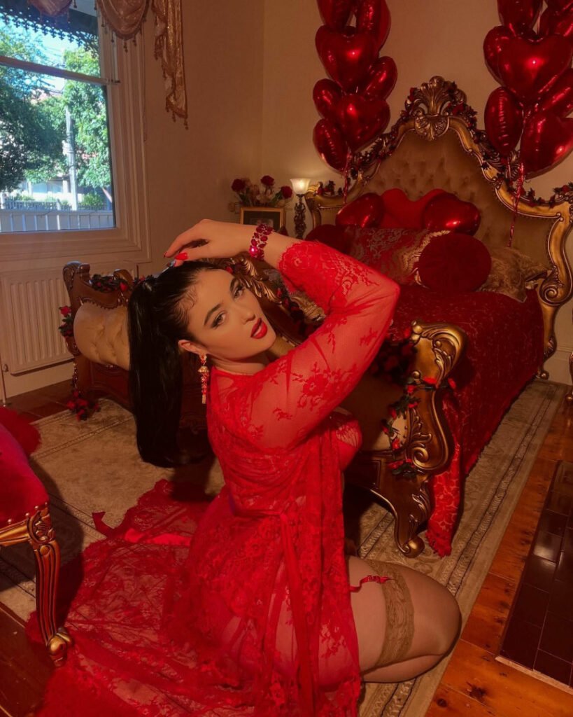 Instagram – T H I C C – Stefania Ferrario – Nude