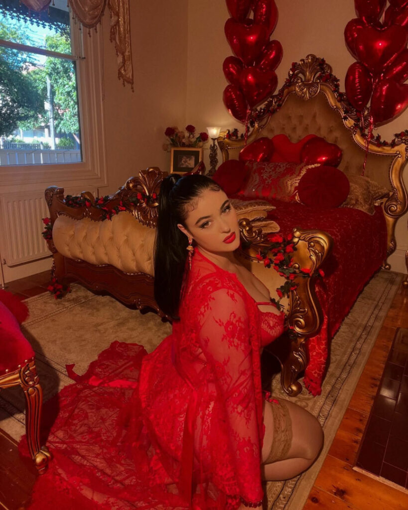 Instagram – T H I C C – Stefania Ferrario – Nude