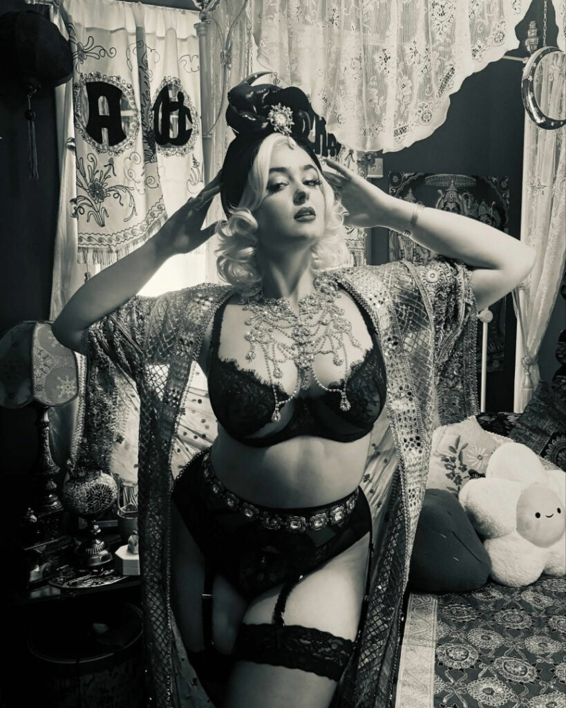 Instagram – T H I C C – Stefania Ferrario – Nude