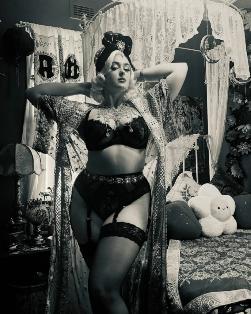 Instagram – T H I C C – Stefania Ferrario – Nude