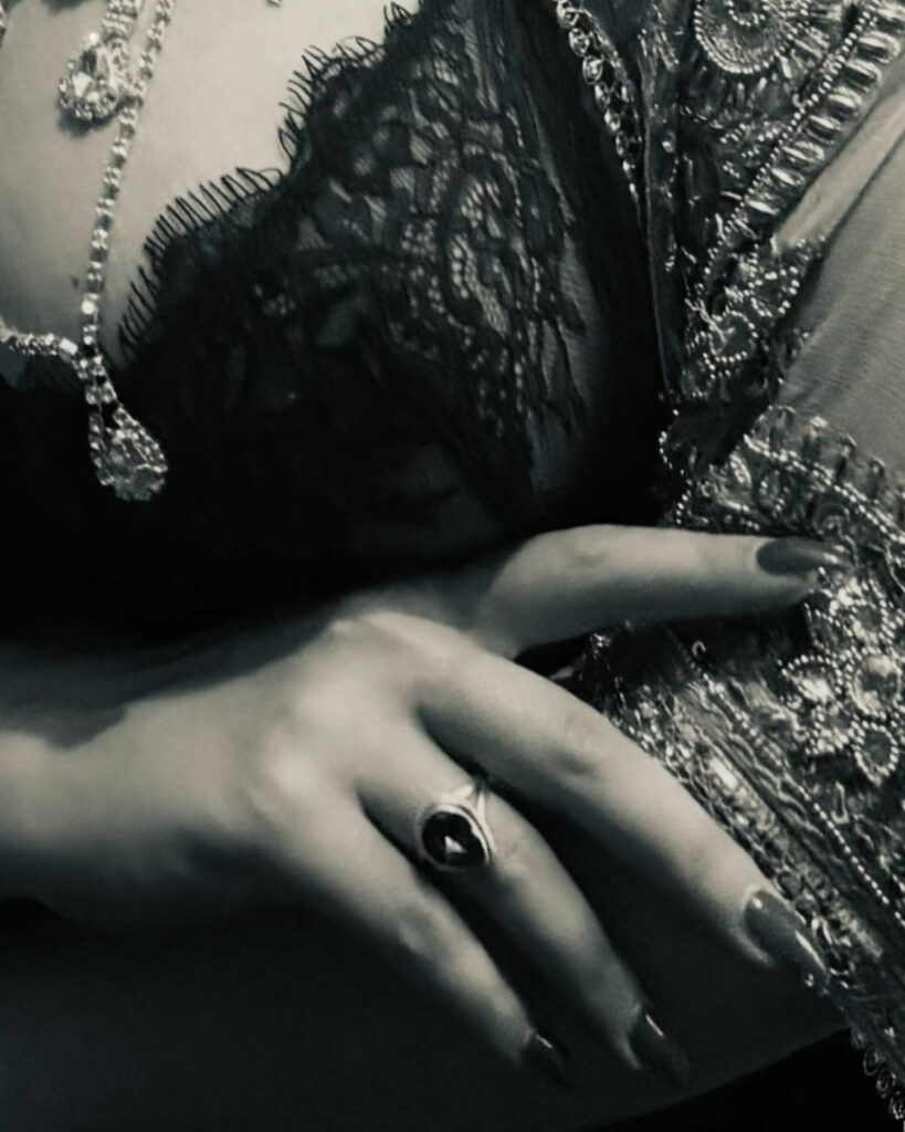 Instagram – T H I C C – Stefania Ferrario – Nude