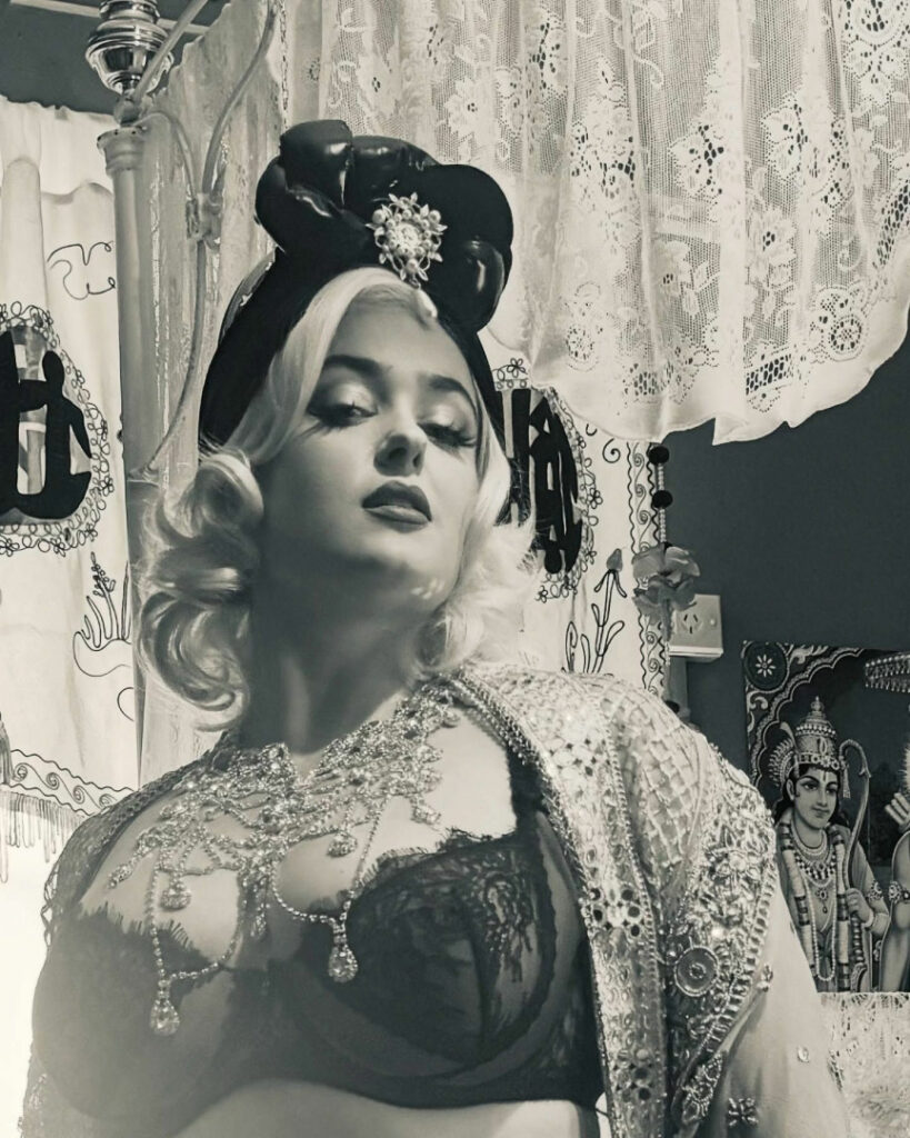 Instagram – T H I C C – Stefania Ferrario – Nude