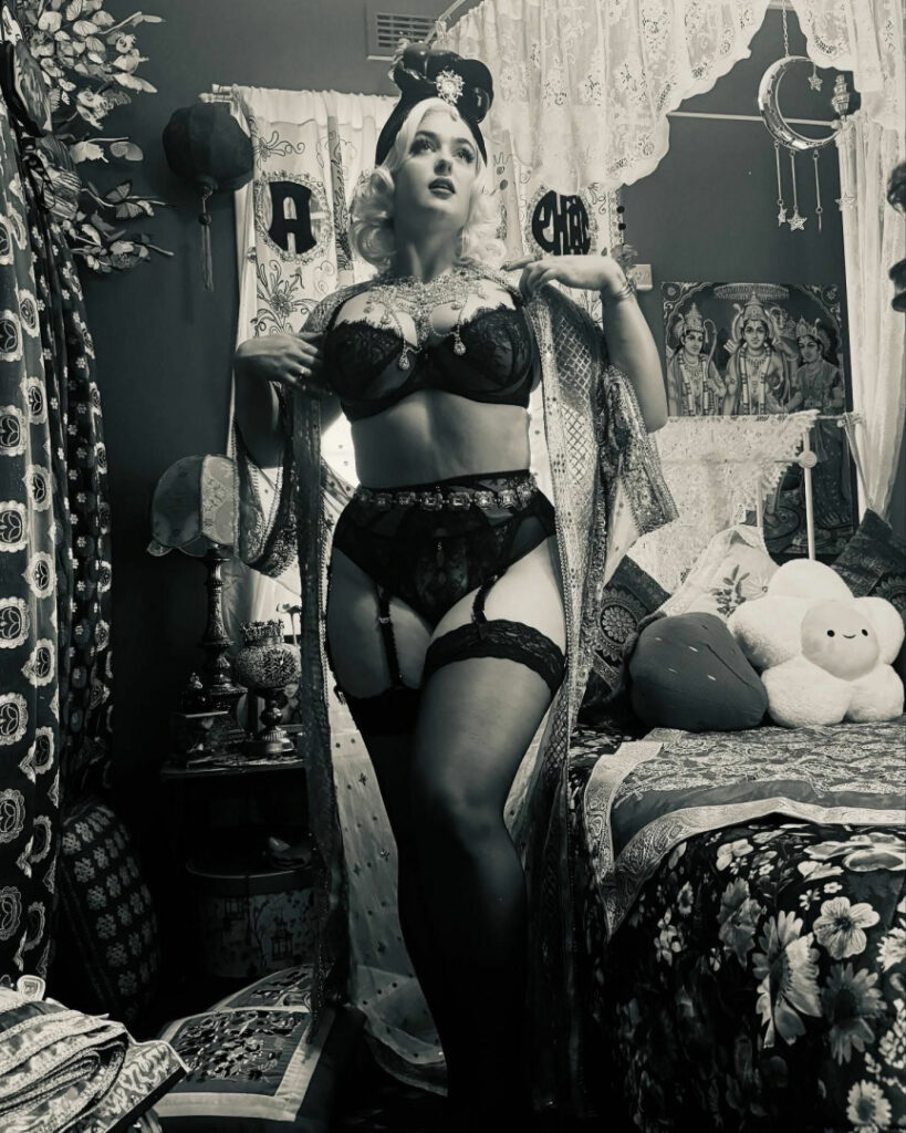 Instagram – T H I C C – Stefania Ferrario – Nude