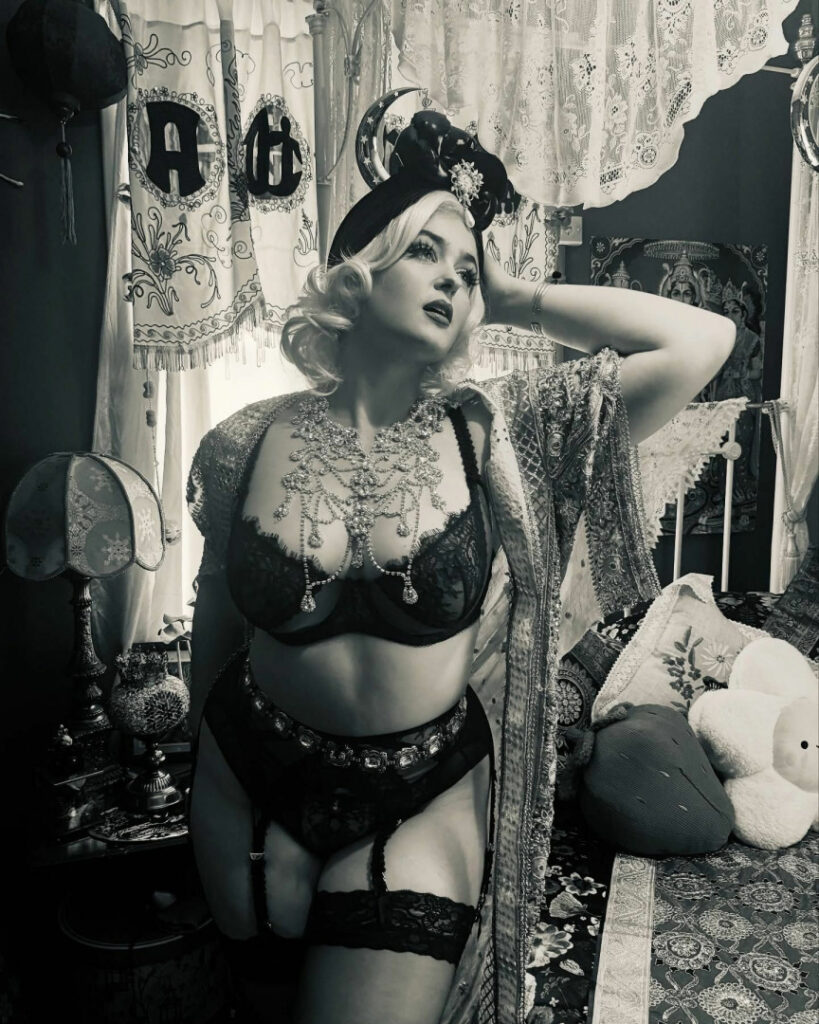 Instagram – T H I C C – Stefania Ferrario – Nude