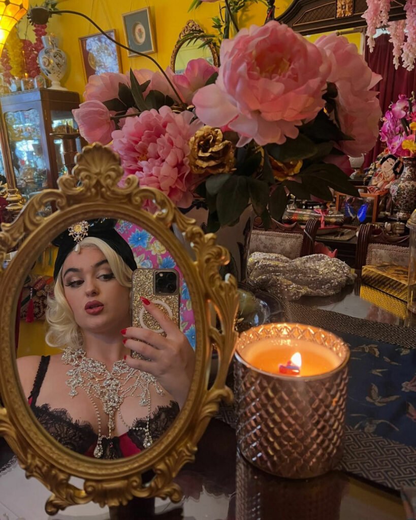 Instagram – T H I C C – Stefania Ferrario – Nude