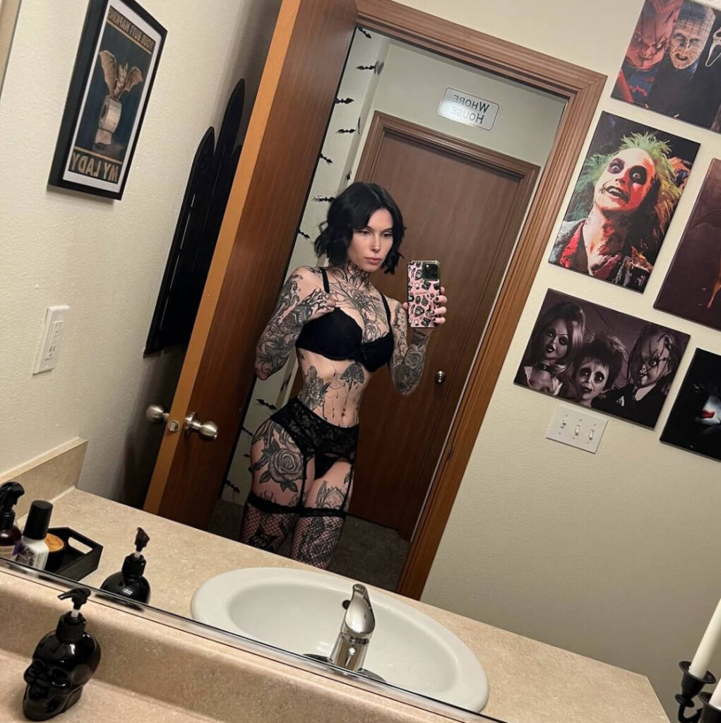 Instagram – Tyniquewebster – Nude