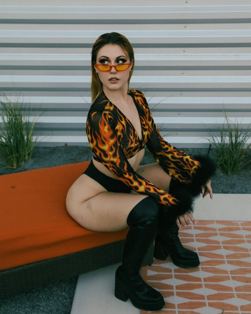 ASMR – Youtube – Azie Bug ASMR – Nude