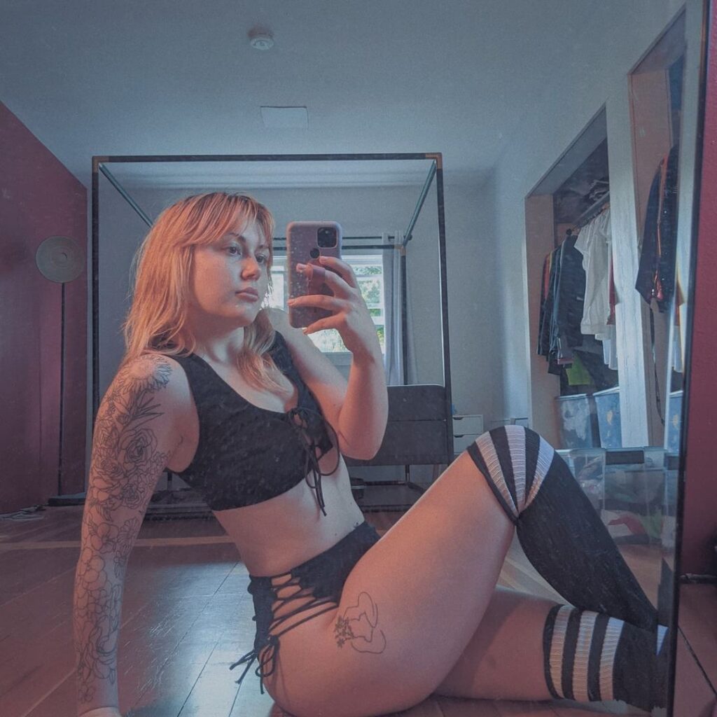 ASMR – Youtube – Azie Bug ASMR – Nude