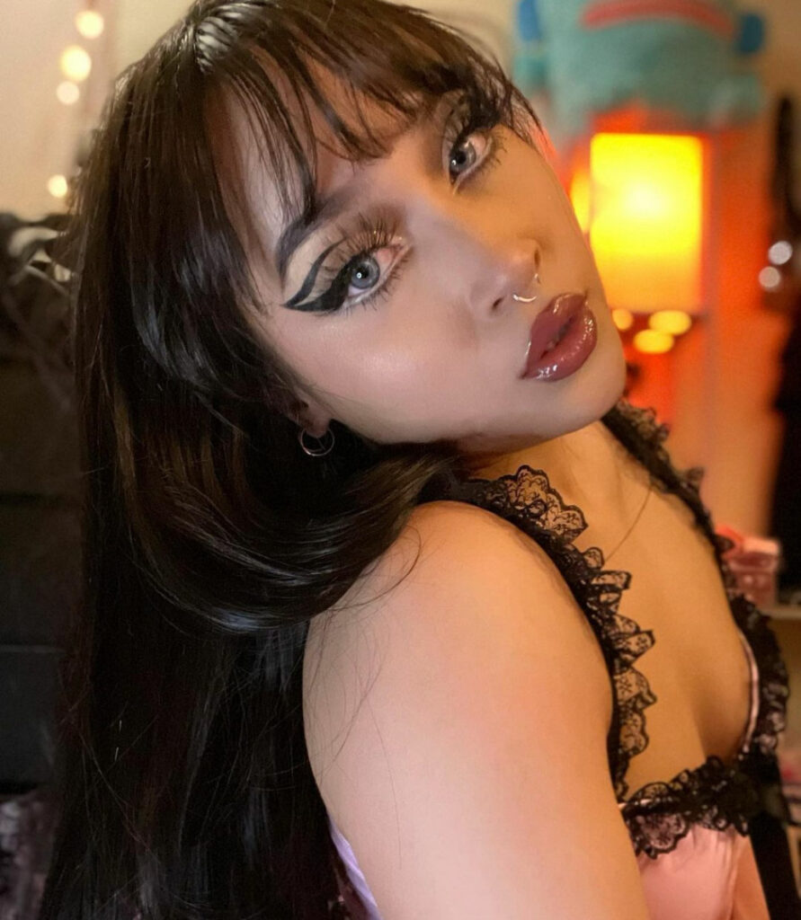 Instagram – Babispit Babighoul – Nude