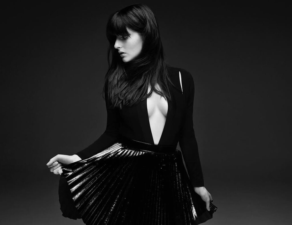 Celeb – Banks – Nude