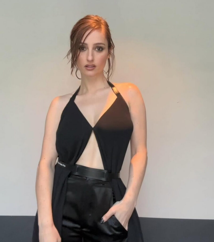 Celeb – Banks – Nude