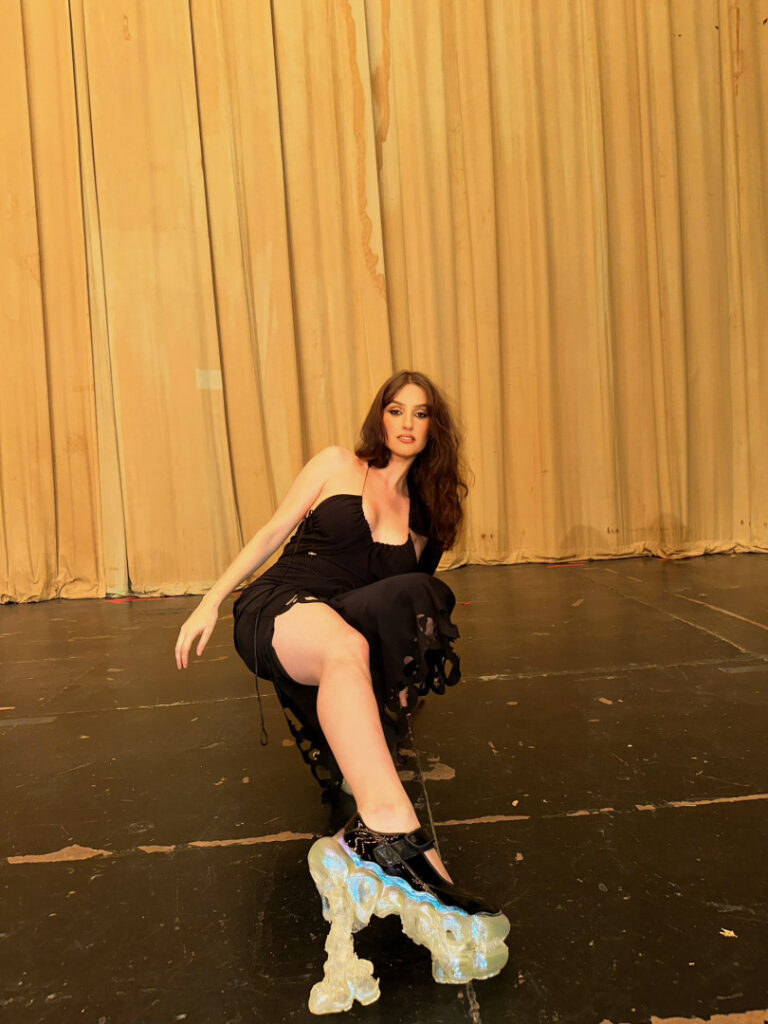 Celeb – Banks – Nude