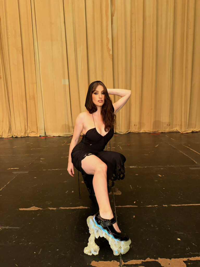 Celeb – Banks – Nude