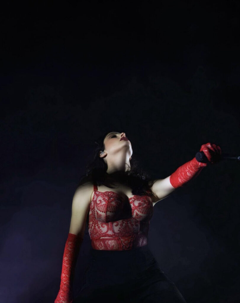 Celeb – Banks – Nude