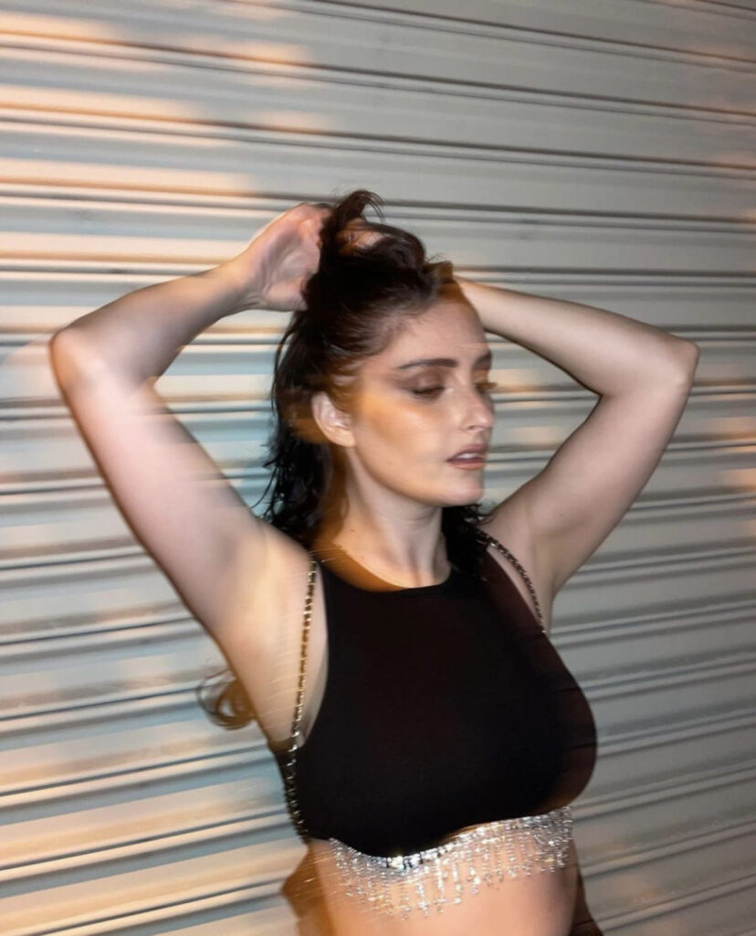 Celeb – Banks – Nude