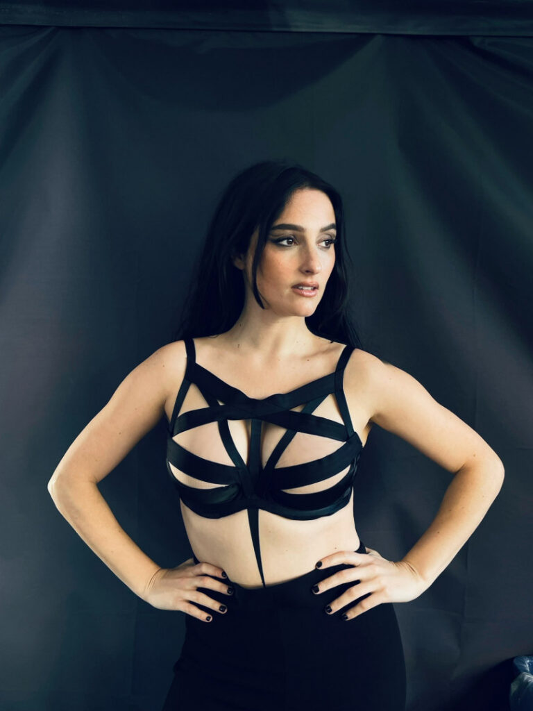 Celeb – Banks – Nude