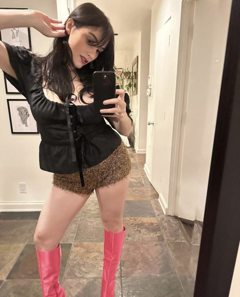 Celeb – Banks – Nude