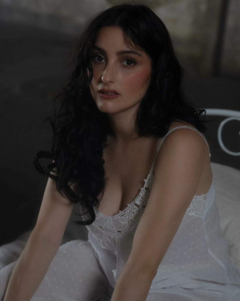 Celeb – Banks – Nude