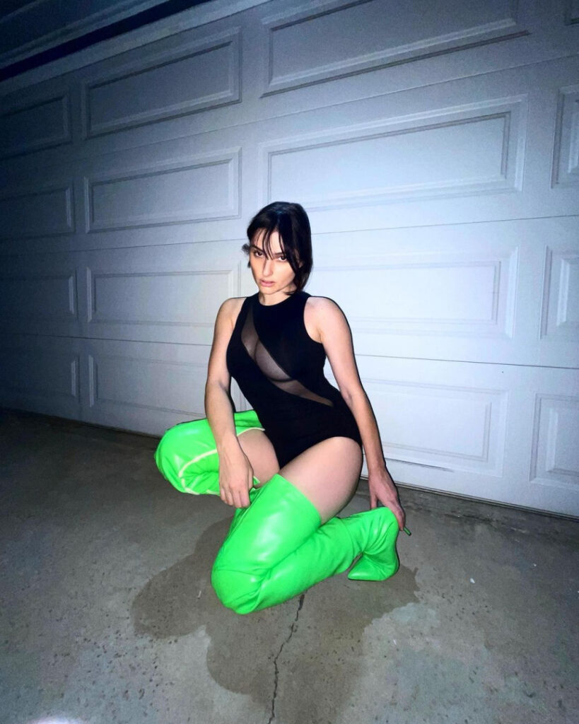 Celeb – Banks – Nude