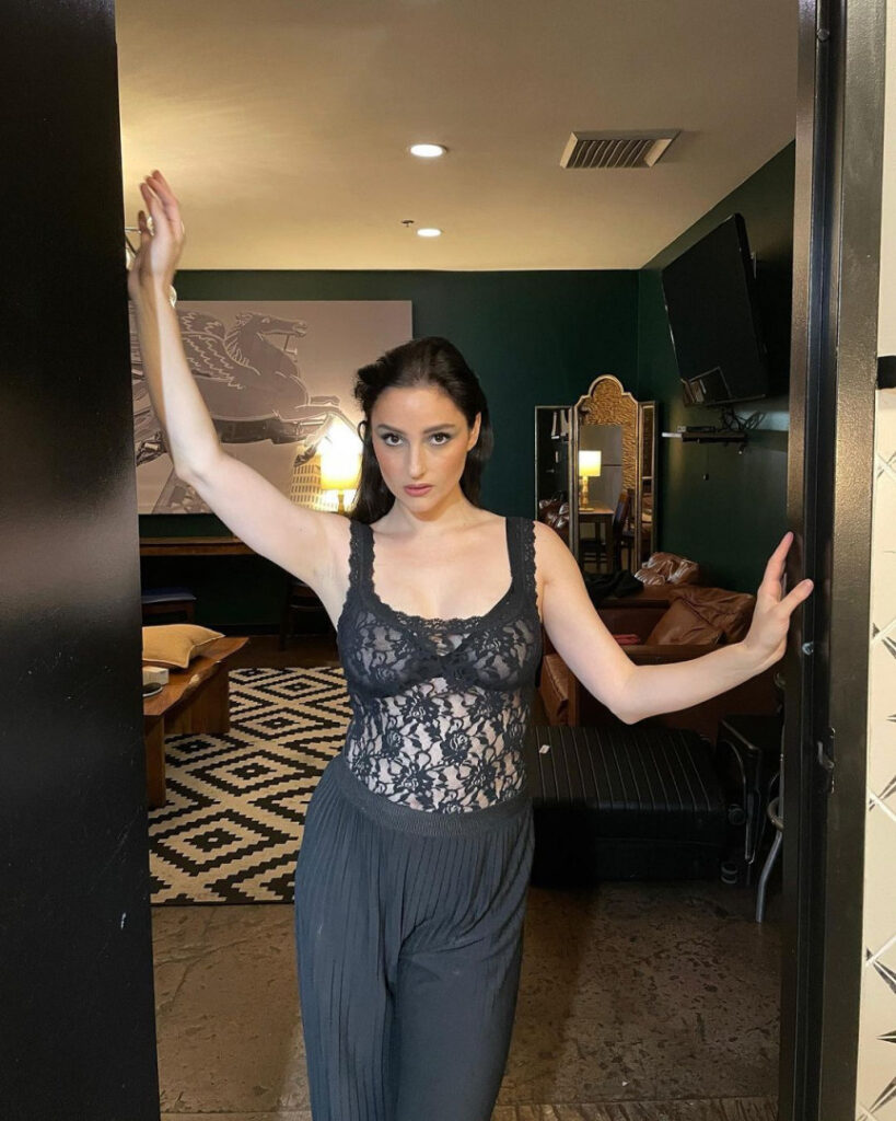 Celeb – Banks – Nude