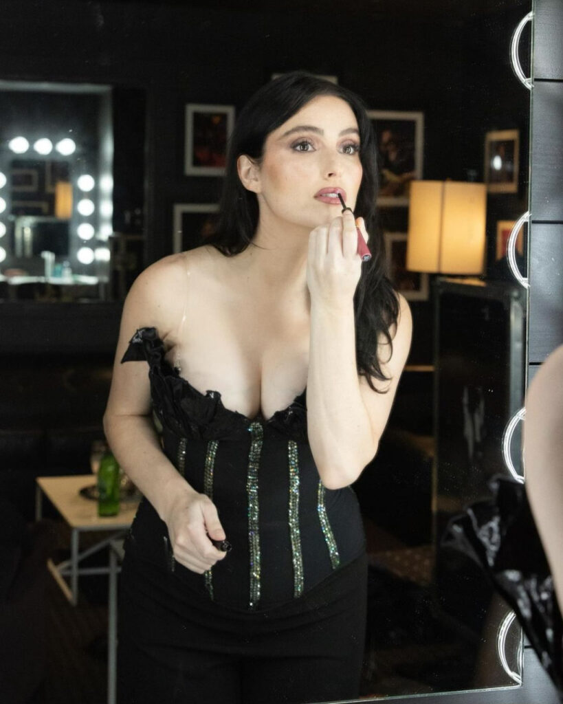 Celeb – Banks – Nude