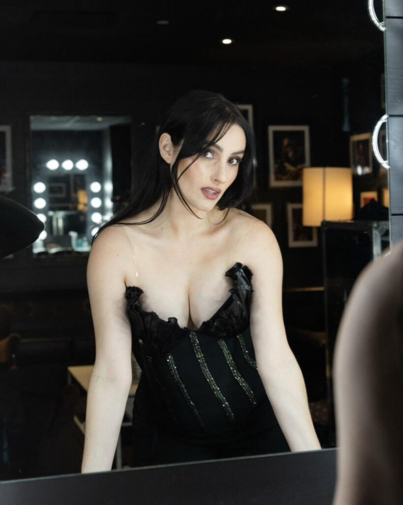 Celeb – Banks – Nude