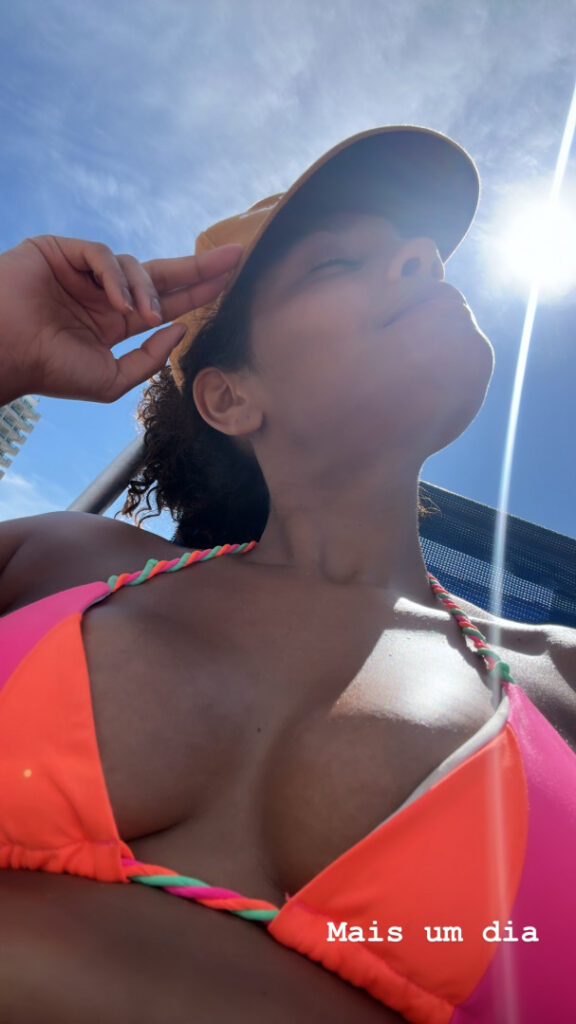 Brazil – Celeb – Barbara Reis – Nude