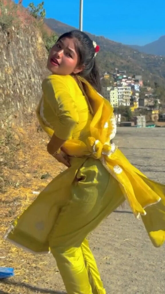 Instagram – Indian – Bihar stage/ cage show girls – Nude