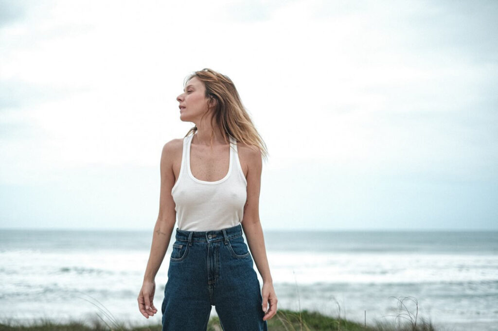 Brazil – Celeb – Caroline Abras – Nude