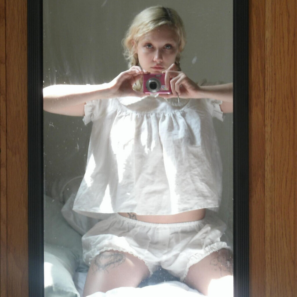 Chloe Moriondo / chloemoriondo – Nude