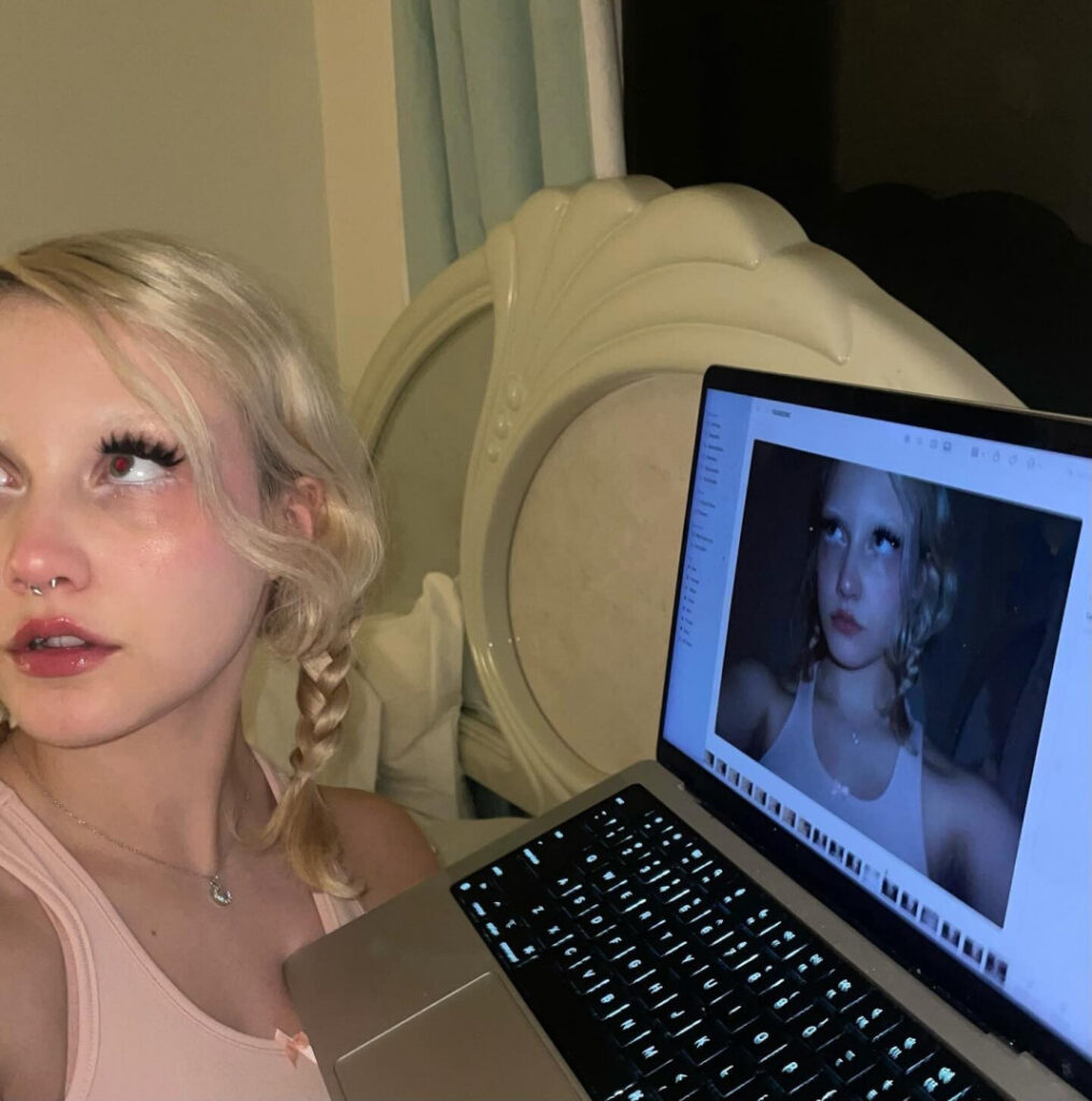 Chloe Moriondo / chloemoriondo – Nude