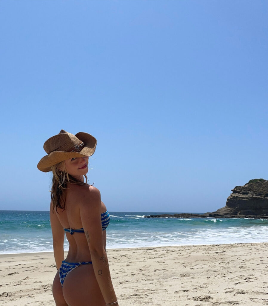 Celeb – Teen – Claire Rosinkranz – Nude