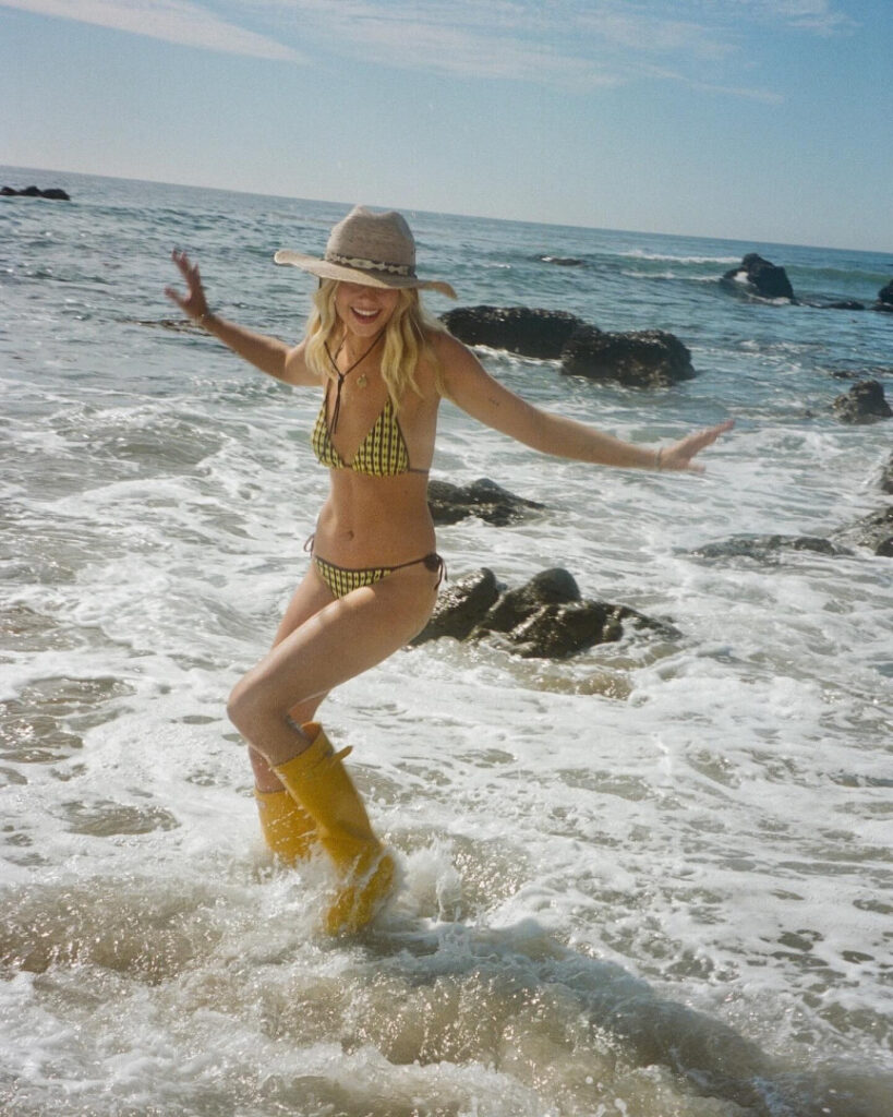 Celeb – Teen – Claire Rosinkranz – Nude