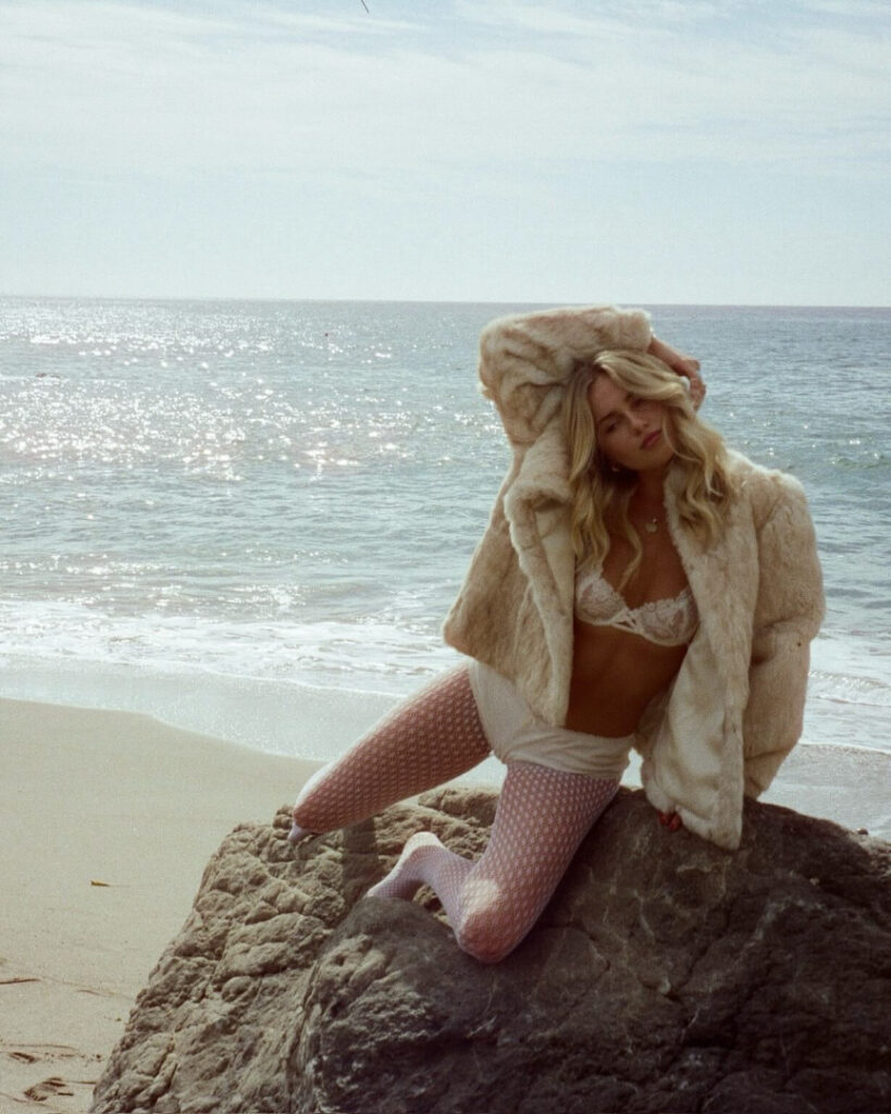 Celeb – Teen – Claire Rosinkranz – Nude