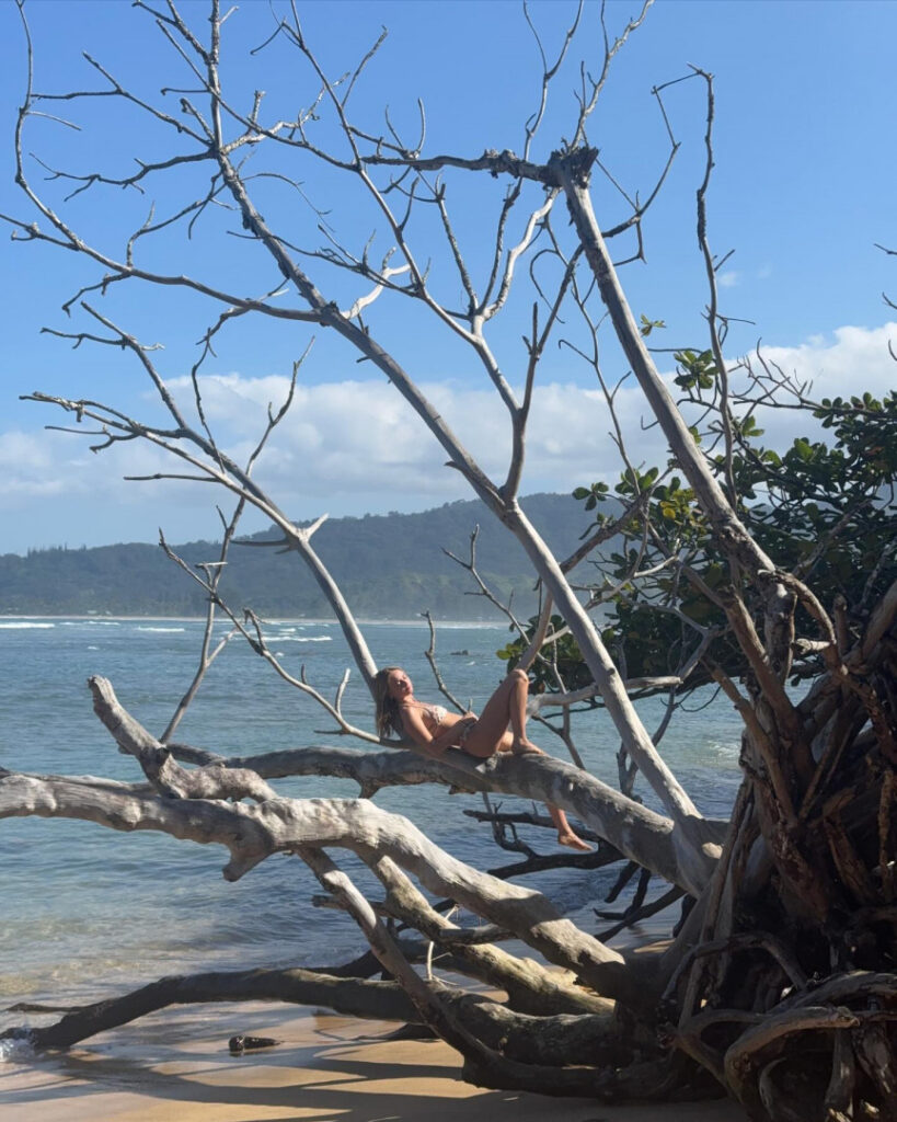 Celeb – Teen – Claire Rosinkranz – Nude