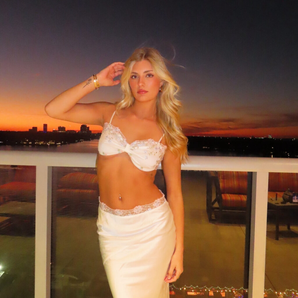 TikTok – Daisy Calvert / daisycalvertt / daisycallvert – Nude Leaks