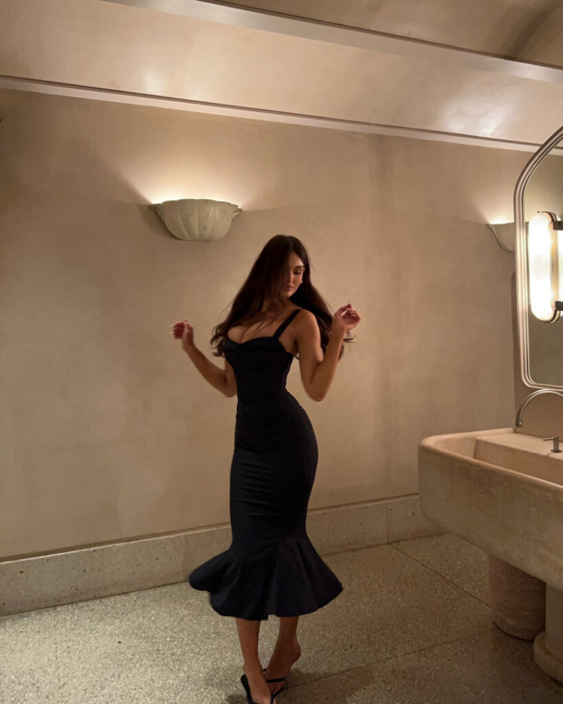 Instagram – Ella Cervetto – Nude