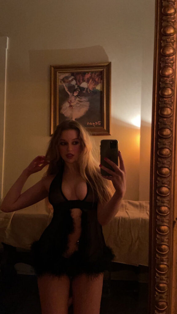 Instagram – @emmakrocherolle – Nude