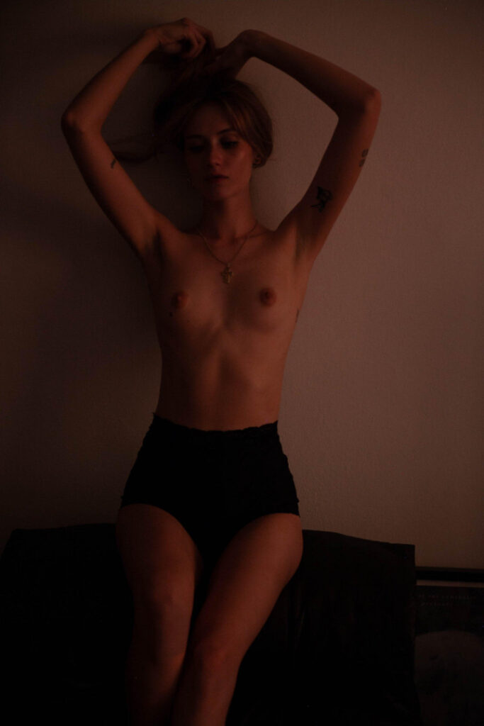 Instagram – Hania Koczewska – hannakoczewska – Nude