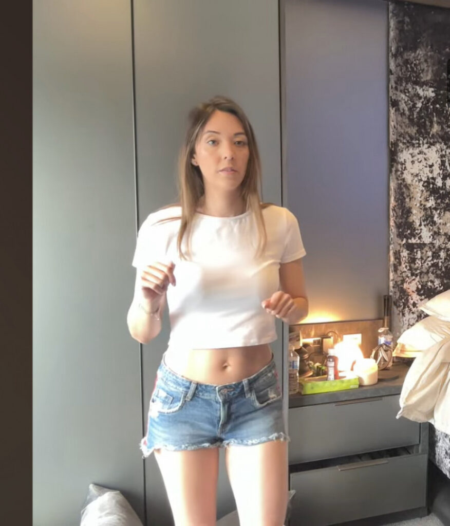 Instagram – Lydia Hewitt Lee – Nude