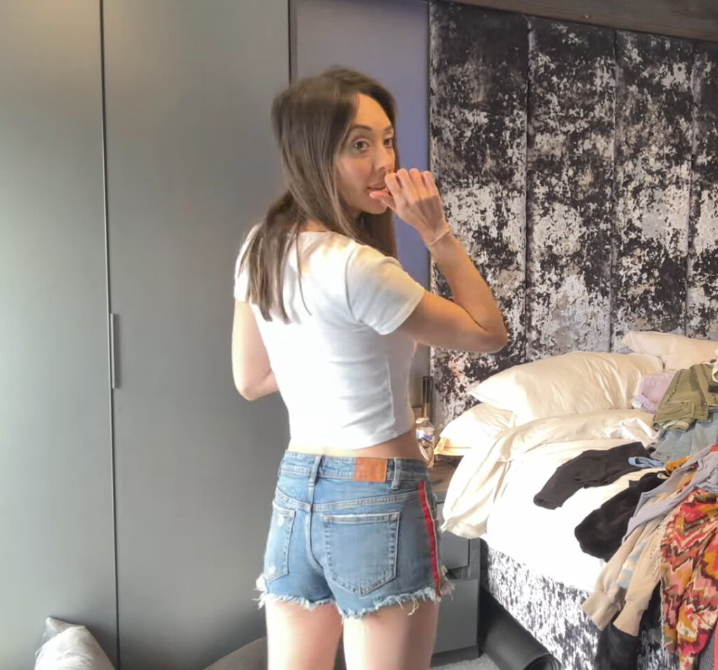 Instagram – Lydia Hewitt Lee – Nude