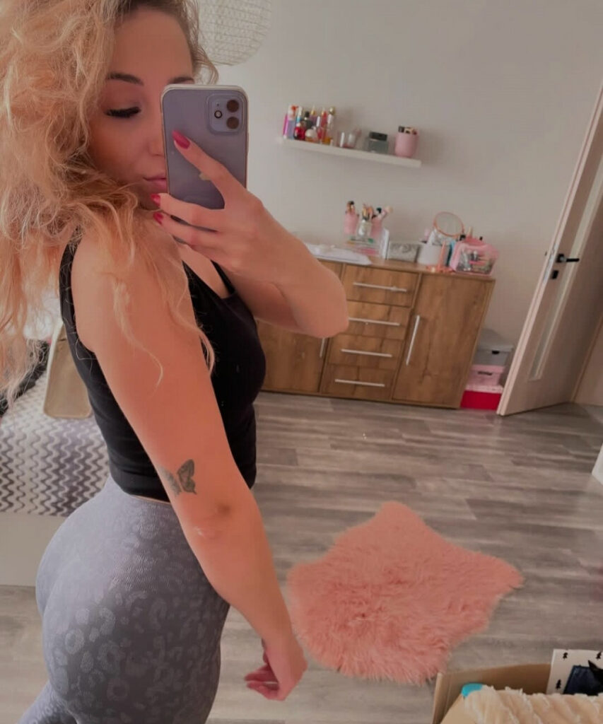 Instagram – _.martiinkaaa._ – Nude