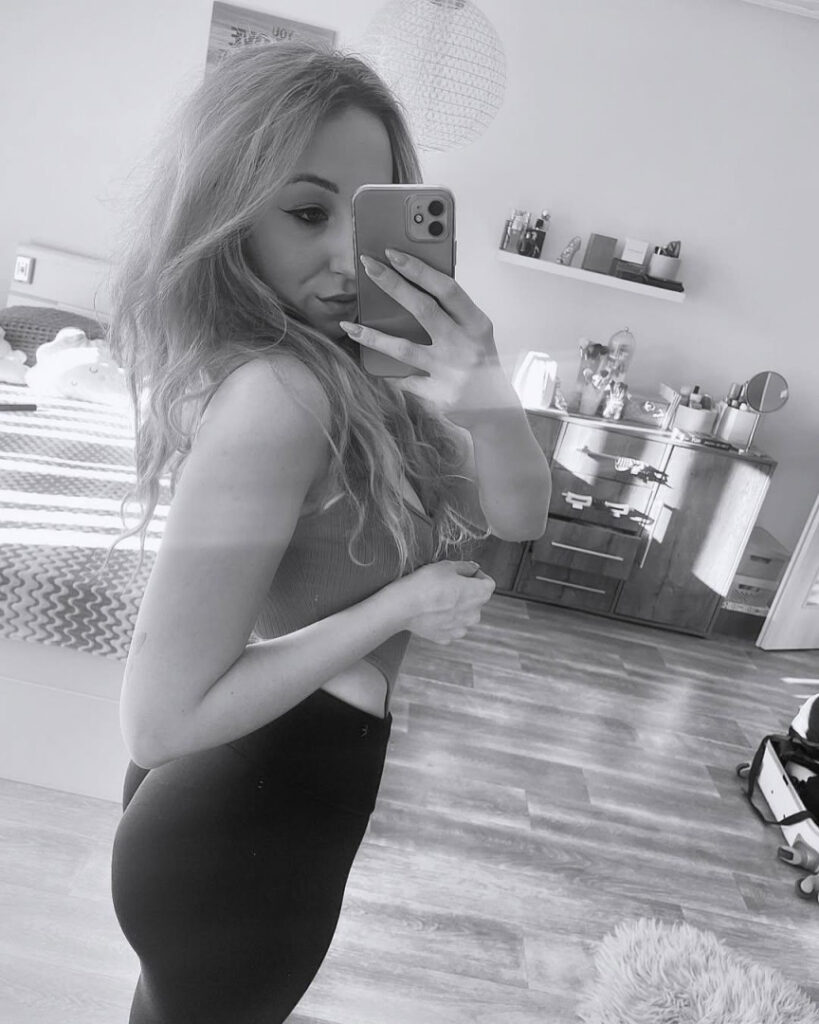 Instagram – _.martiinkaaa._ – Nude