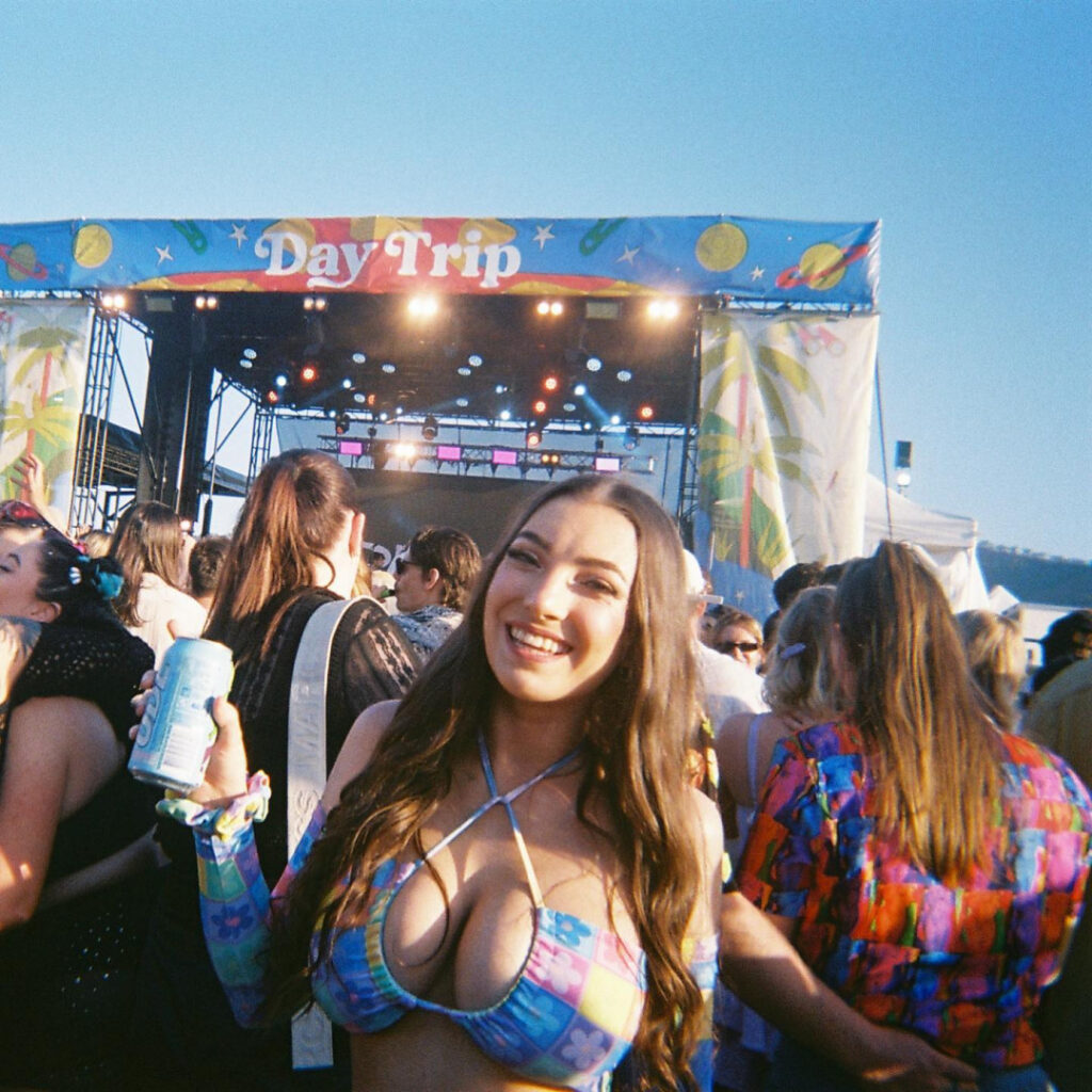 Instagram – Molly Shield / mollyshieldd – Nude