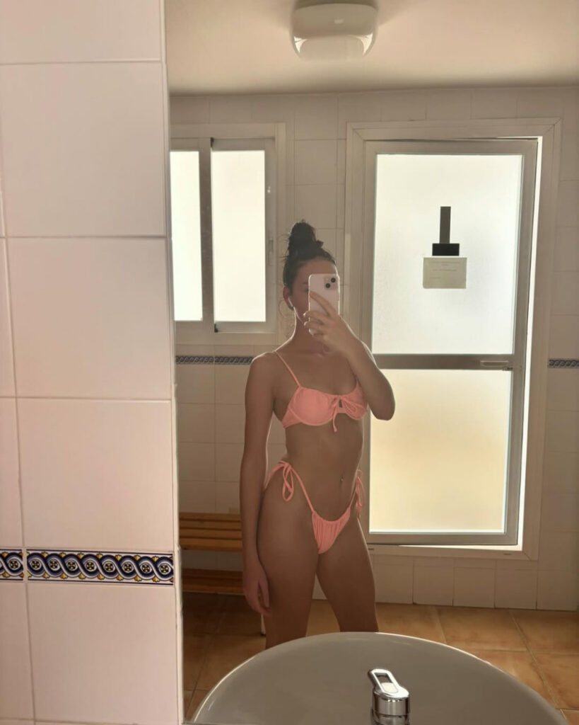 TikTok – Instagram – @oliviarcox – Nude