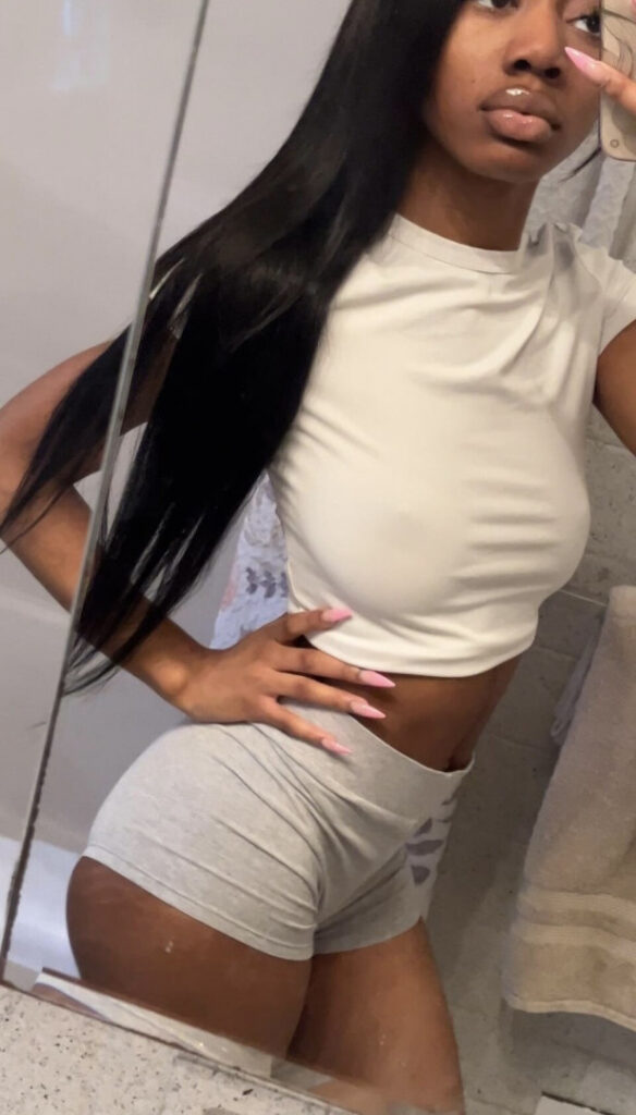 OnlyFans – Reddit – prettypetitepricey – Nude Leaks