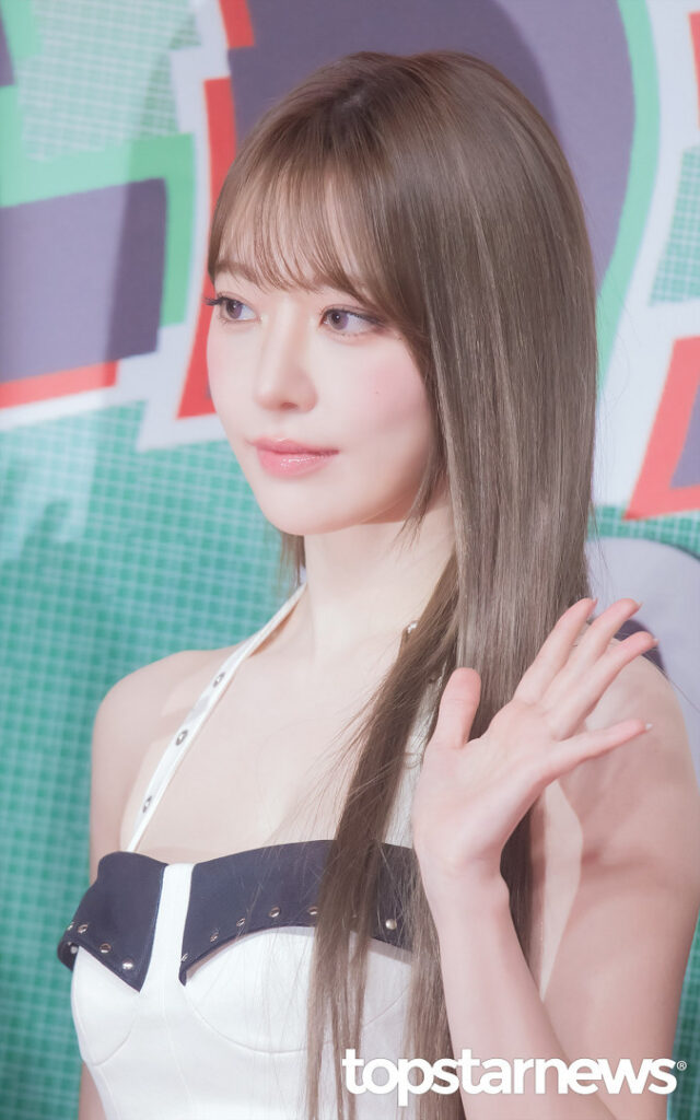 Celeb – Asian – Sakura Miyawaki 宮脇 咲良  LESSERAFIM – Nude Leaks