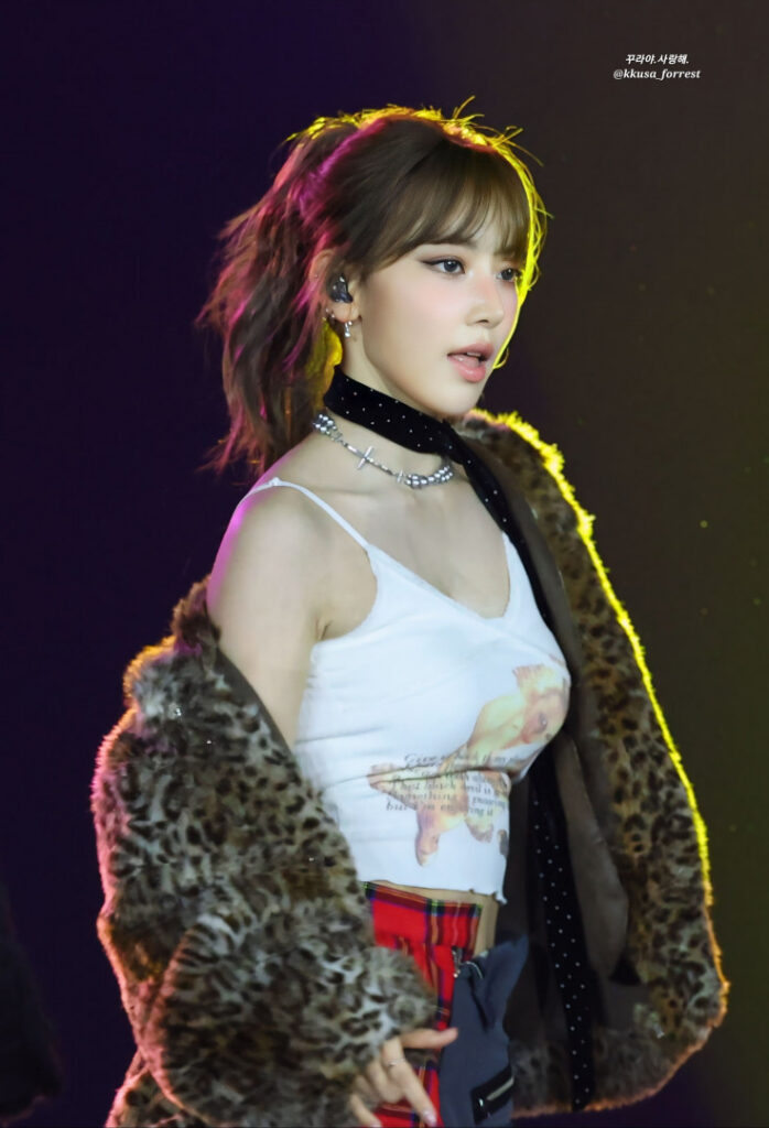 Celeb – Asian – Sakura Miyawaki 宮脇 咲良  LESSERAFIM – Nude Leaks